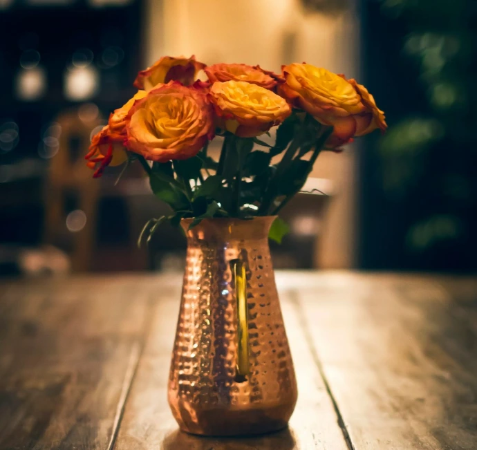 closeup photo of roses in vase